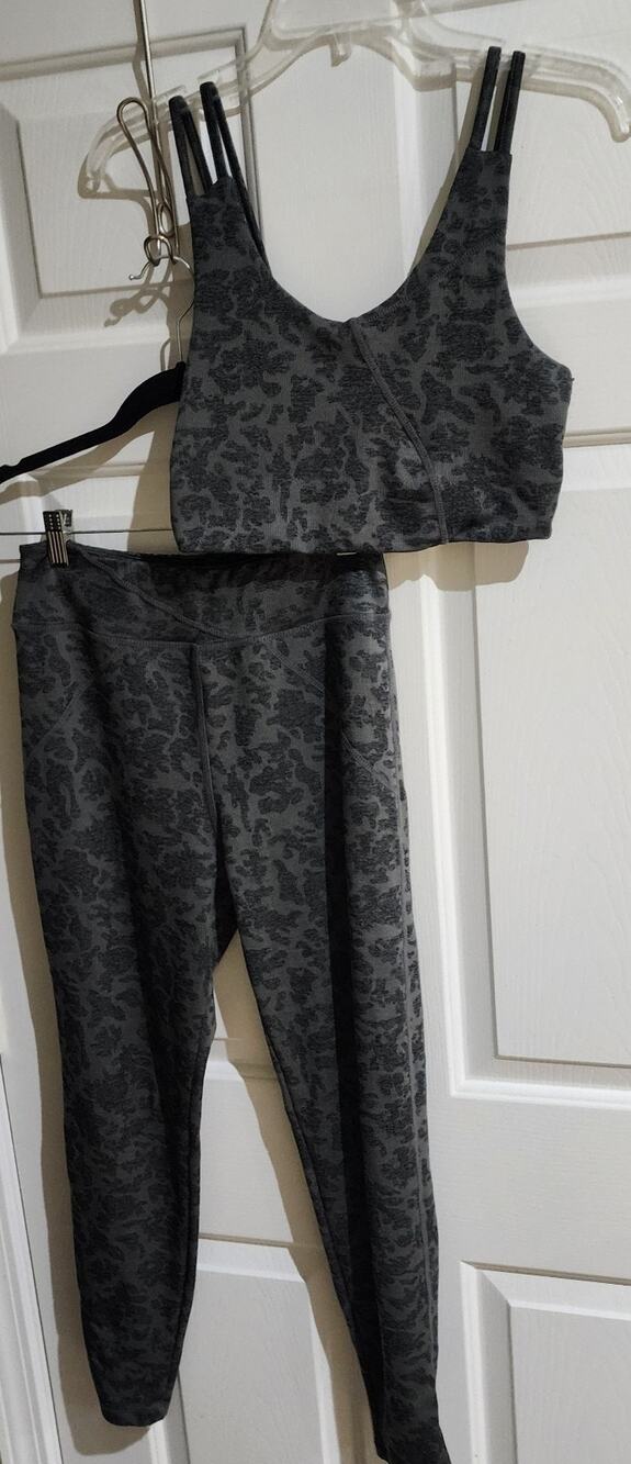 Indero 2 pc Activewear Set Women Large Gray Animal Print Crop Bra Leggings